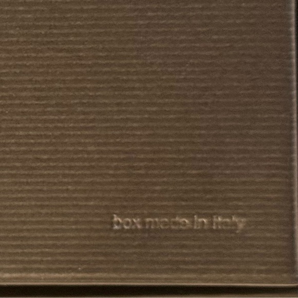 Gucci Small Black and White Gift Box in Very Good Condition - Picture 7 of 9